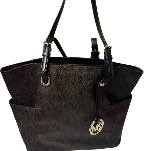 Michael Kors Elegant Black Handbag. Sides packets with a log in the front - Picture 5 of 14